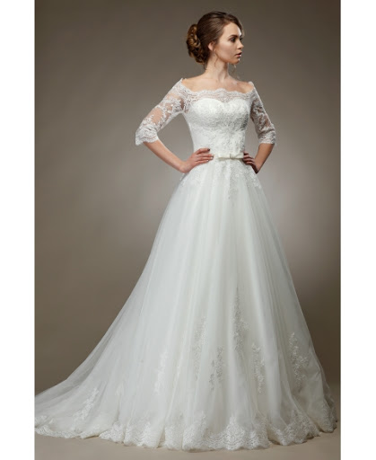 Let falds brudekjole med lange  ærmer og blonder